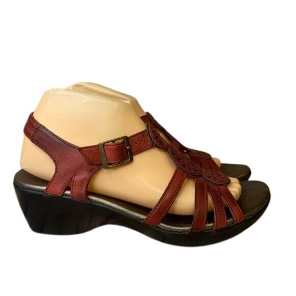 Clarks Red Leather Cutout Medallion Wedge Sandals Bucle Ankle Strap Sz 8 - Picture 1 of 11